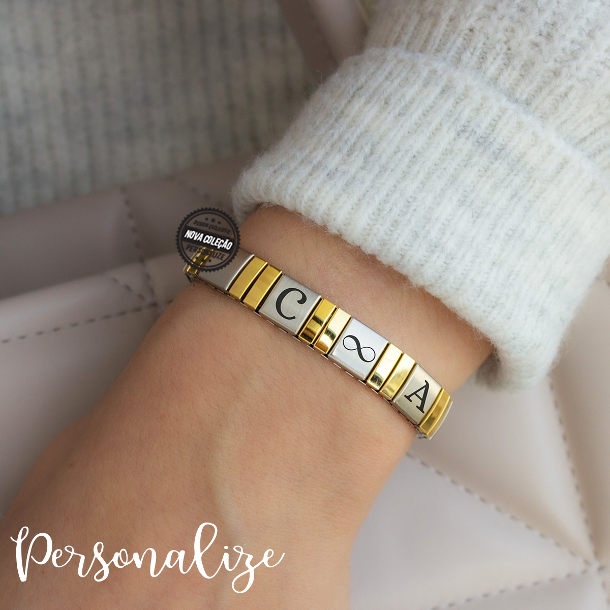 Novidade dia dos namorados! Pulseira em aço inóx personalizável com iniciais e símbolo. Uma peça super especial personalizada por si que completará o seu look na perfeição. REF: NAM470 Material Aço inóx.