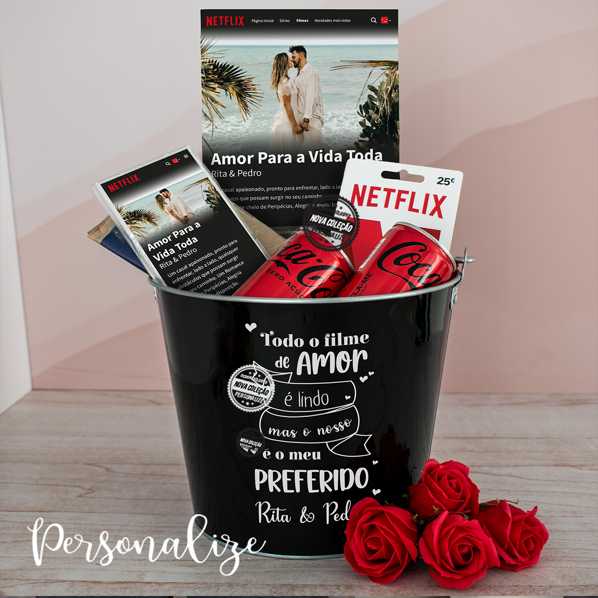 Novidade!! Um kit super completo para usufruir com a sua cara metade! Personalize o balde com a frase que desejar e moldura e chocolate com fotografia e frase desejar. Opção com ou sem cartão de netflix. REF:NAM482 Kit inclui: - 1 balde metálico de 6 litros. Medida 23x18,5cm com corrente e saco caricas. - 1 tablete de chocolate 100gr personalizada. - 1 pacote de pipocas de microondas. - 1 moldura de madeira.Medida 15x 20cm. - 2 latas de coca-cola 330ml. - 1 cartão 25€ Netflix (opcional).