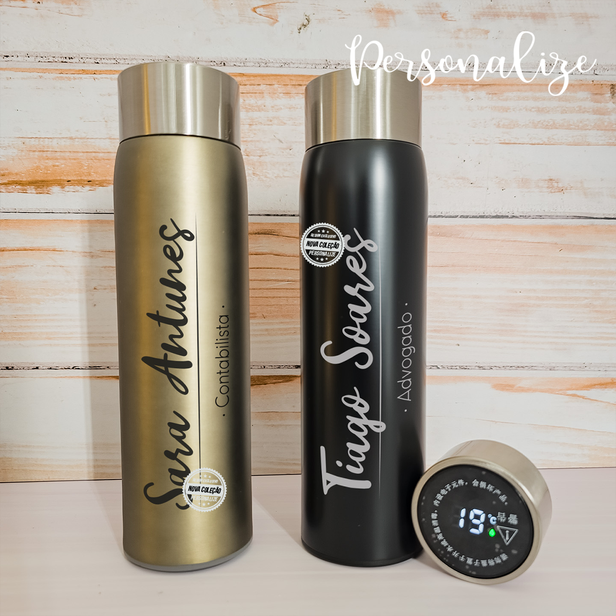 Novidade! Termo/garrafa em aço inox com boquilha larga de 500ml com display de temperatura "Profissões". Para quem as suas bebidas à temperatura ideal fresca ou quente esta garrafa é o presente perfeito. Personalize com pequena frase que desejar. Disponível em dourado ou preto. REF: EG136 Material Aço inóx. Capacidade 500ml com display digital de temperatura.