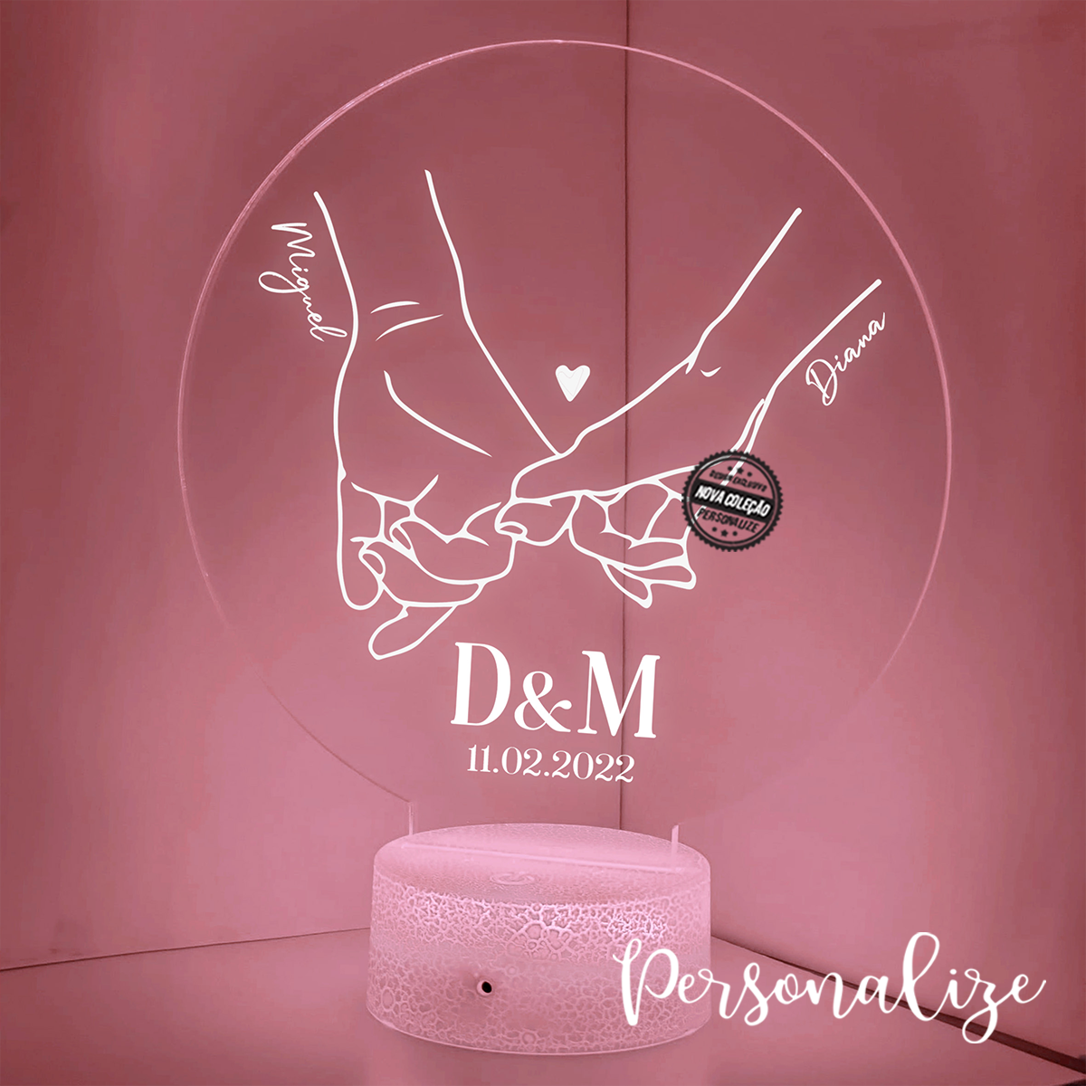 Crie um ambiente super acolhedor com a moldura bola Led fotografia com 16 cores de luzes e comando para ir alterando ao seu gosto. Pode personalizar com nome, iniciais e data que desejar. REF:NAM489 Material Bola em acrílico 20cm. Funciona a pilhas. Pilhas não incluídas.