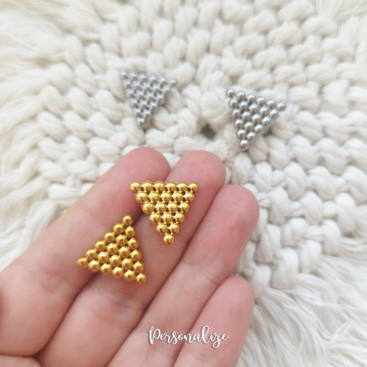 Brincos triângulo bolinhas