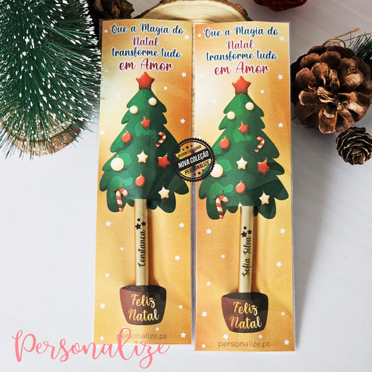 Aquele presente que todos vão adorar desde aquela amiga especial, à professora, educadora, auxiliar, colega, prima, tia... até para adolescentes que por vezes não sabemos o que oferecer!  Quando temos muitos presentes para oferecer, pensamos no nosso orçamento, tendo tudo isto em conta, sugerimos, as nossas canetas em árvore de natal personalizadas As nossas canetas de gel metalizadas, podem ser personalizadas ao seu gosto  com nomes ou frases e inclui o cartão de Árvore de Natal.