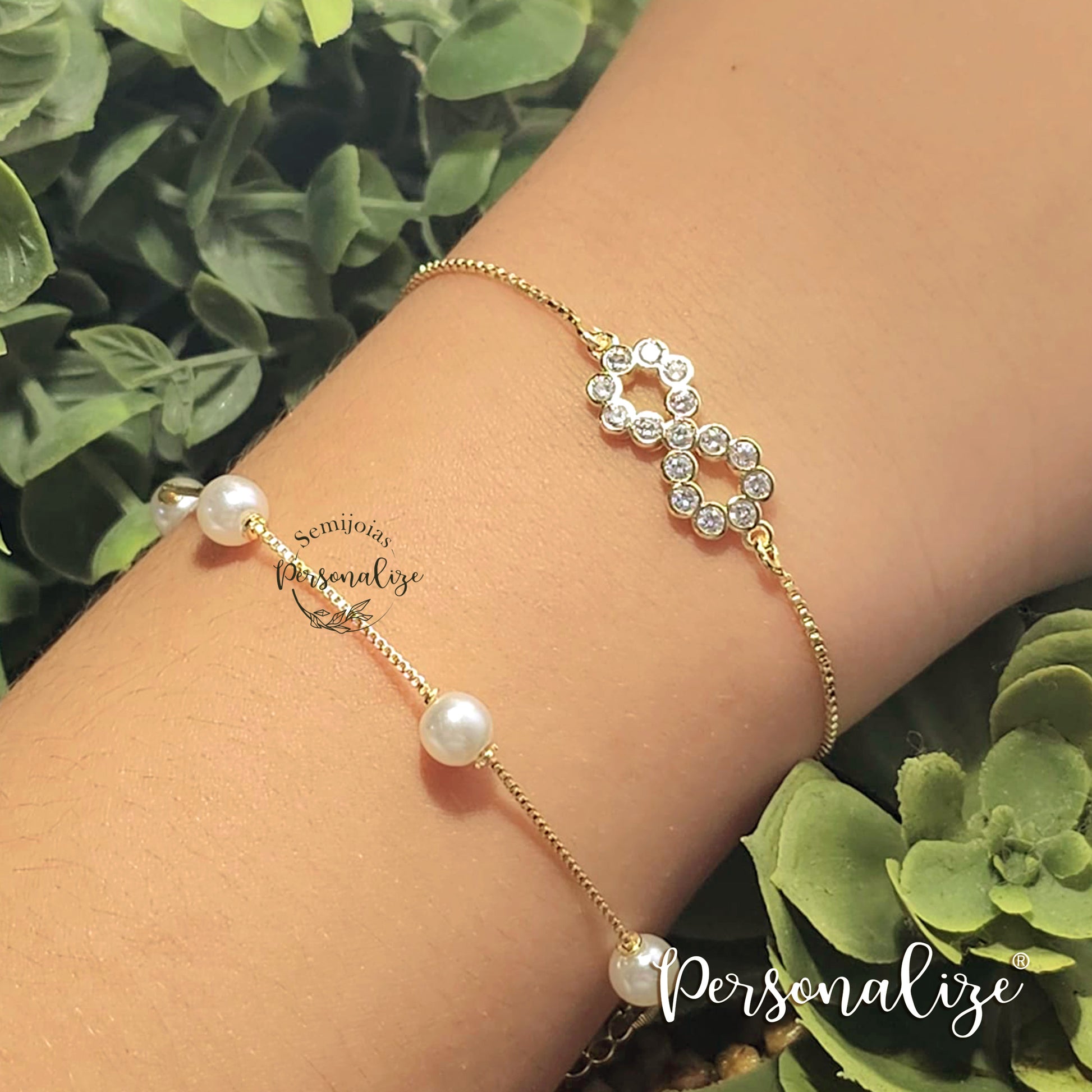 Para as amantes de pulseiras, já estão disponíveis as nossas pulseiras com Coleção exclusiva de semijoias em Portugal. Ao comprar a sua semijoia terá garantia vitalícia no banho e garantia de 1 ano nas pedras naturais.  Semijoias, uma peça para a vida!   REF: SM188 - Pulseira fina e elegante com infinito banhada a ouro de 18k maleável com fecho, ornamentada com pequena zircónias lapidadas.    REF: SM189- Pulseira de pérolas naturais, banhada a ouro de 18k.