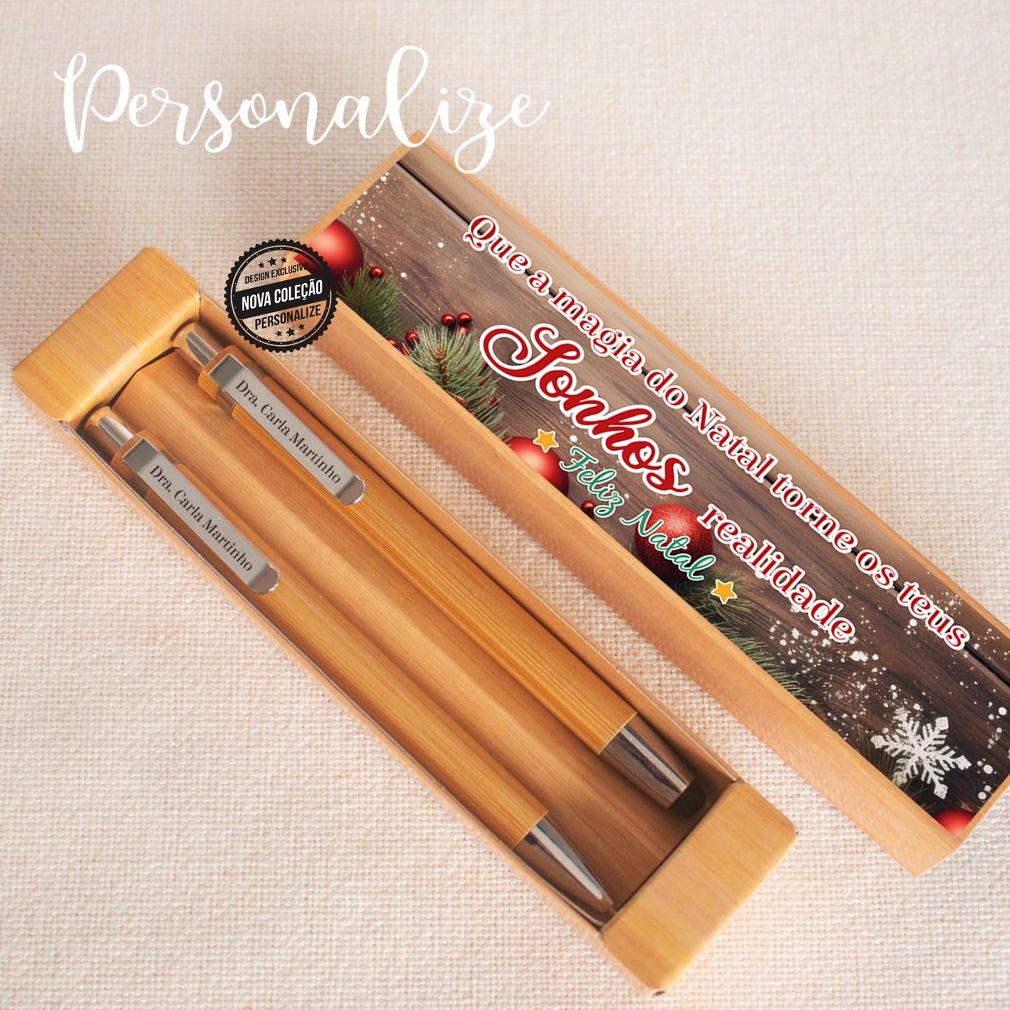 Novidades super giras e económicas e ainda podes aproveitar os nossos descontos! Conjunto caneta e lapiseira " Natal" em bambu e pode personalizar a caneta e lapiseira com nome. Caixa não personalizável.