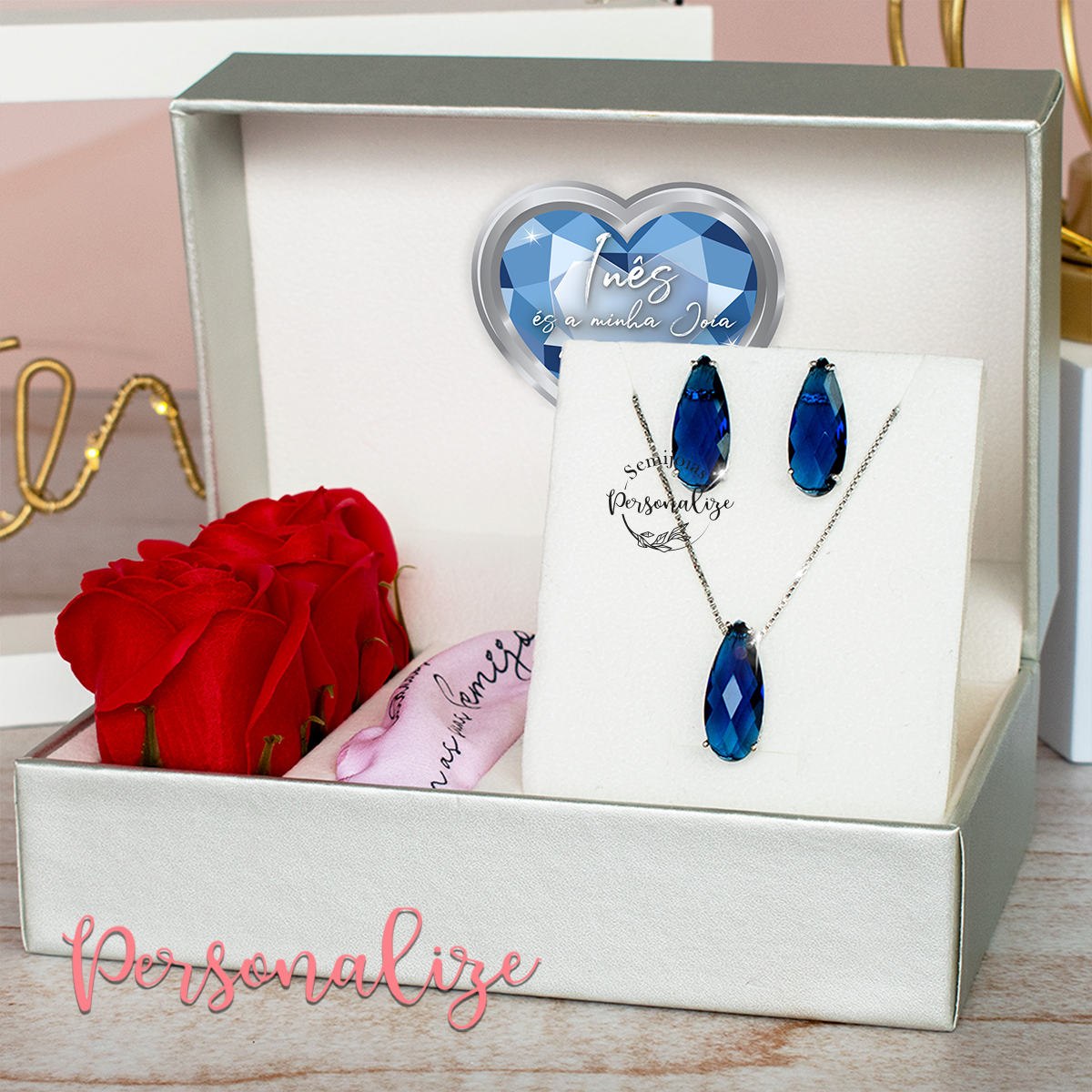 Belíssimo conjunto! conjunto fio e brincos coração com banho de ródio pedras naturais azuis lágrima facetadas. Pode personalizar a caixa com nome e pequena frase. Apenas autocolante da caixa personalizável. REF: SM260 - Garantia vitalícia no banho e 1 ano na pedraria. -Caixa com 2 rosas de sabão perfumadas e personalização na caixa com mensagem à sua escolha. -Pano de limpeza com manual de cuidados a ter com a sua semijoia.