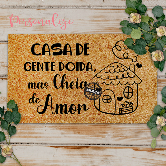 Novidade!   Tapete de entrada " Casa de gente doida..." . Um presente super giro para completar o seu lar.  Personalize com a frase que desejar.   REF: TAP011  Material  Fibra de coco. Medida 40x60cm