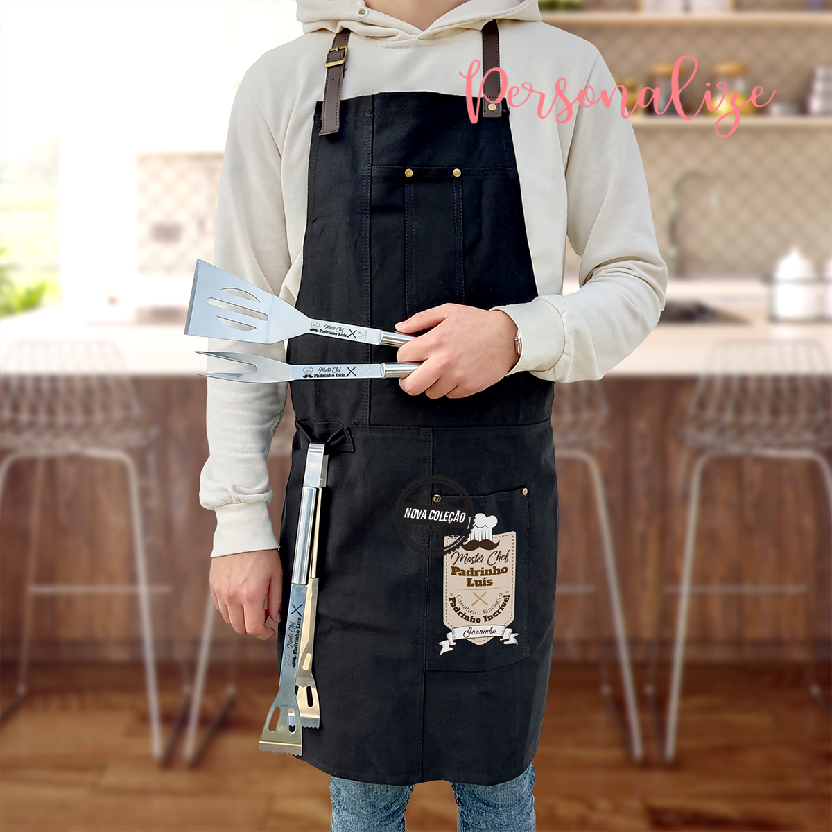 Novidade! KIT "Kit Master chef Padrinho" composto pelo Avental 100 % algodão e pele sintética, Disponível em camel e preto e pode personalizar com a gravação ao seu gosto. Para completar o kit tem os acessórios em aço inóx para a grelha igualmente personalizados com a frase que gostar nas 3 peças e tem estojo para guardar os acessórios. Pode personalizar com a frase que desejar ou aproveitando a nossa sugestão colando no campo de texto : igual à imagem + nomes a gravar. REF: MP400