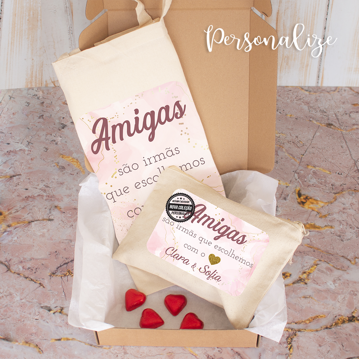 Nova coleção! "Amigas são irmãs que escolhemos com o coração" Acreditamos que o amor aparece nas nossas vidas de várias formas e algumas pessoas que nosso caminho tornam-se família. Dedicamos esta coleção a todas as melhores amigas! Conjunto de saco e bolsa que pode personalizar com frase especial para quem desejar. Caixa incluída. REF: AMI232 Material Saco e bolsa 100% algodão.