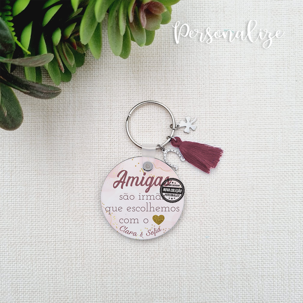 Nova coleção! "Amigas são irmãs que escolhemos com o coração" Acreditamos que o amor aparece nas nossas vidas de várias formas e algumas pessoas que nosso caminho tornam-se família. Dedicamos esta coleção a todas as melhores amigas! Porta chaves com pendentes de amuletos ferradura e trevo. Personalize com pequena mensagem que desejar. Caixa incluída. REF: AMI2334 Material Aço inóx e madeira. Medida 5cm de diâmetro.