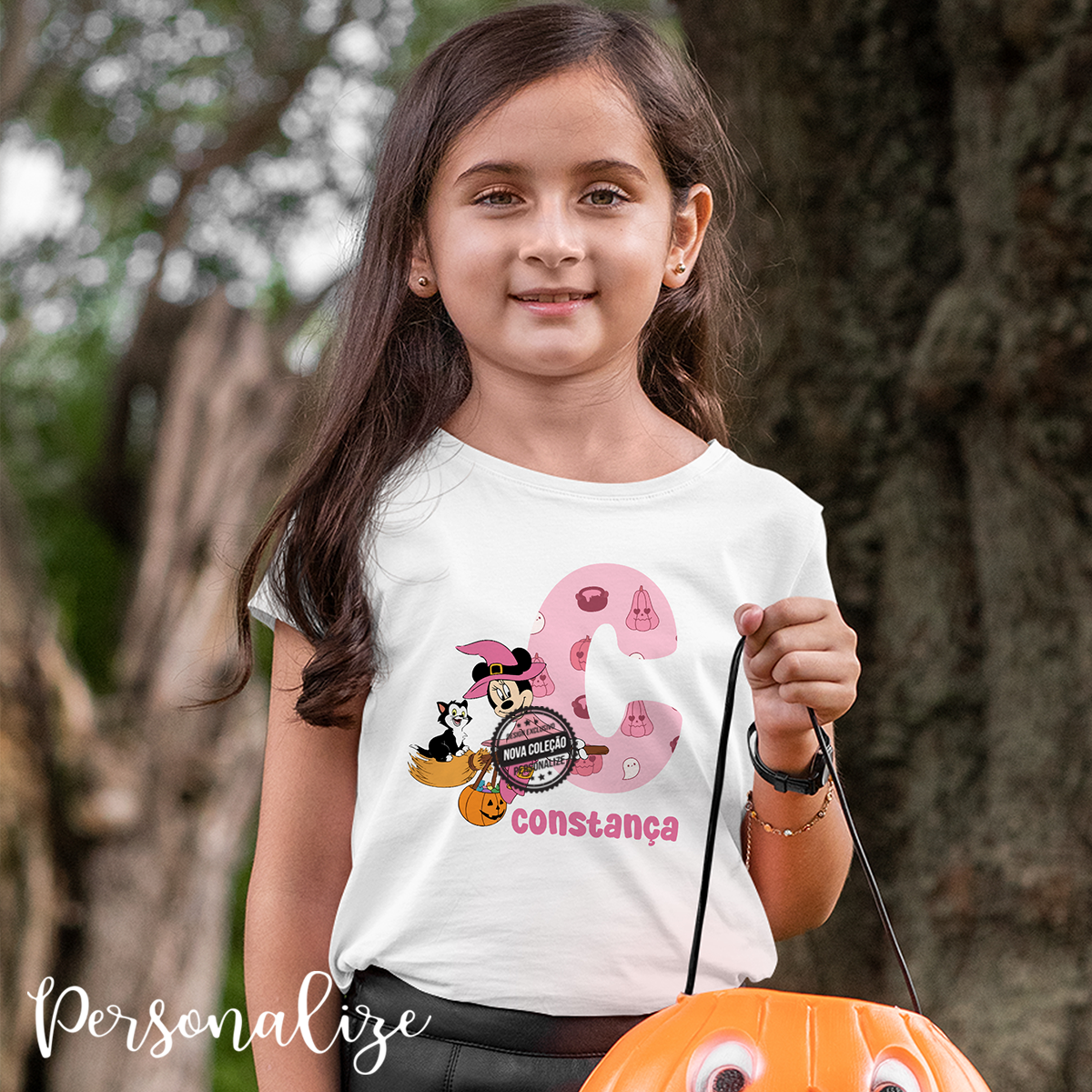 Novidade! Em qualquer época a Minnie e o Mickey são os preferidos dos nossos pequeninos, o Halloween não é exceção! T-shirt super giras para criança com a Minnie ou Mickey. Personalize com o nome que desejar. Disponíveis de 1-2 anos a 12-14 anos. REF:KIDS098 Material 100% algodão.