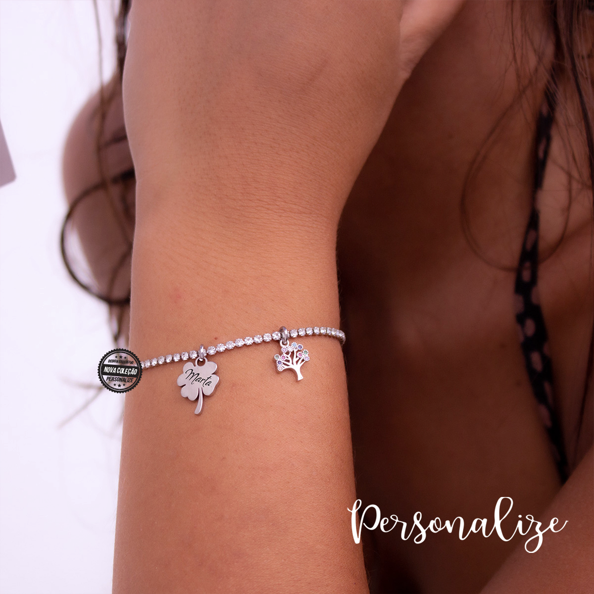 Adoramos! Ofereça presentes especiais para o dia a dia cheios de significado! Pulseira super elegante de zircónicas ajustável, trevo em aço inox personalizado com nome ou palavra à escolha, com pendente com brilhantes de árvore da vida. Apenas dá para personalizar com uma palavra. REF: PERS510 Material Aço inóx.