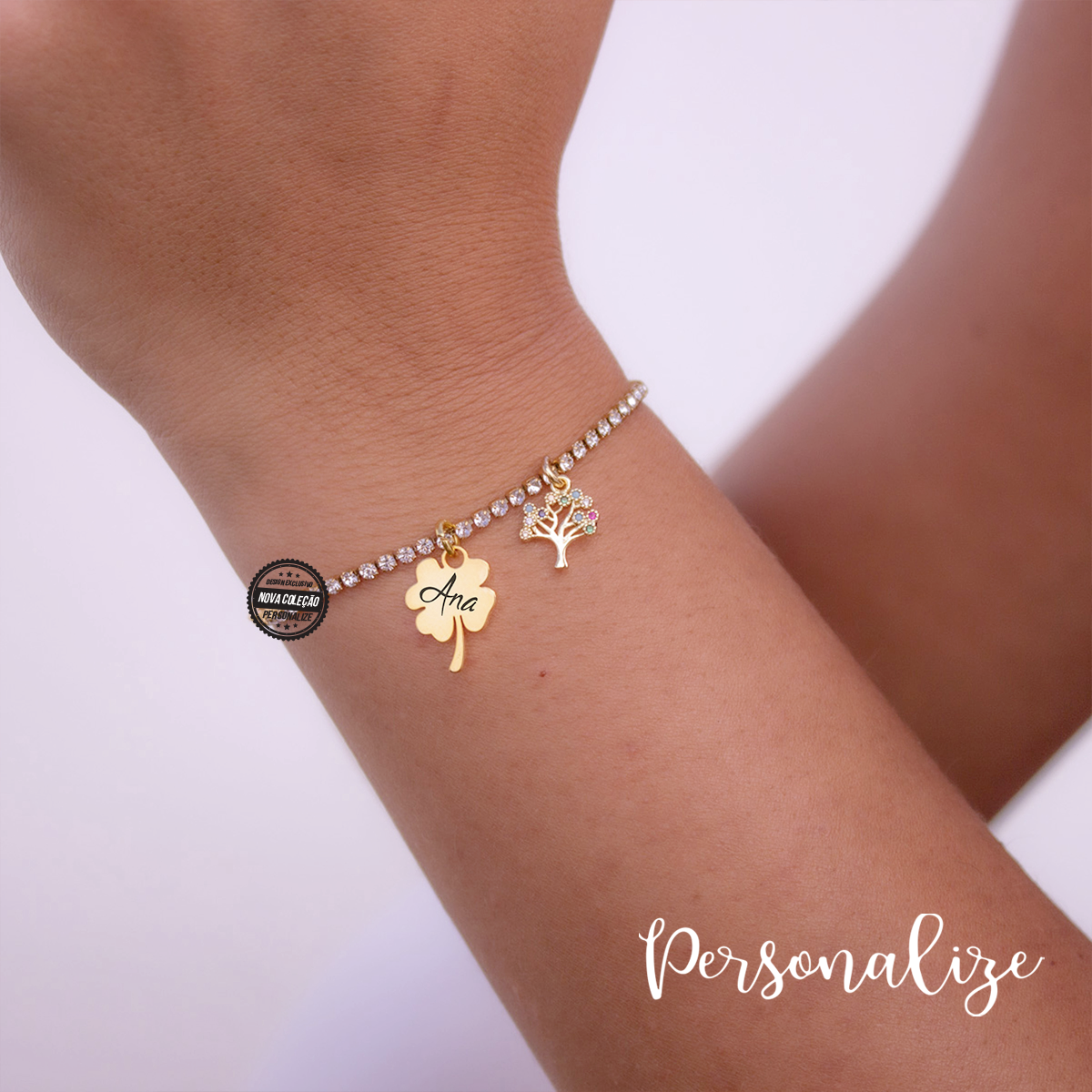Adoramos! Ofereça presentes especiais para o dia a dia cheios de significado! Pulseira super elegante de zircónicas ajustável, trevo em aço inox personalizado com nome ou palavra à escolha, com pendente com brilhantes de árvore da vida. Apenas dá para personalizar com uma palavra. REF: PERS510 Material Aço inóx.