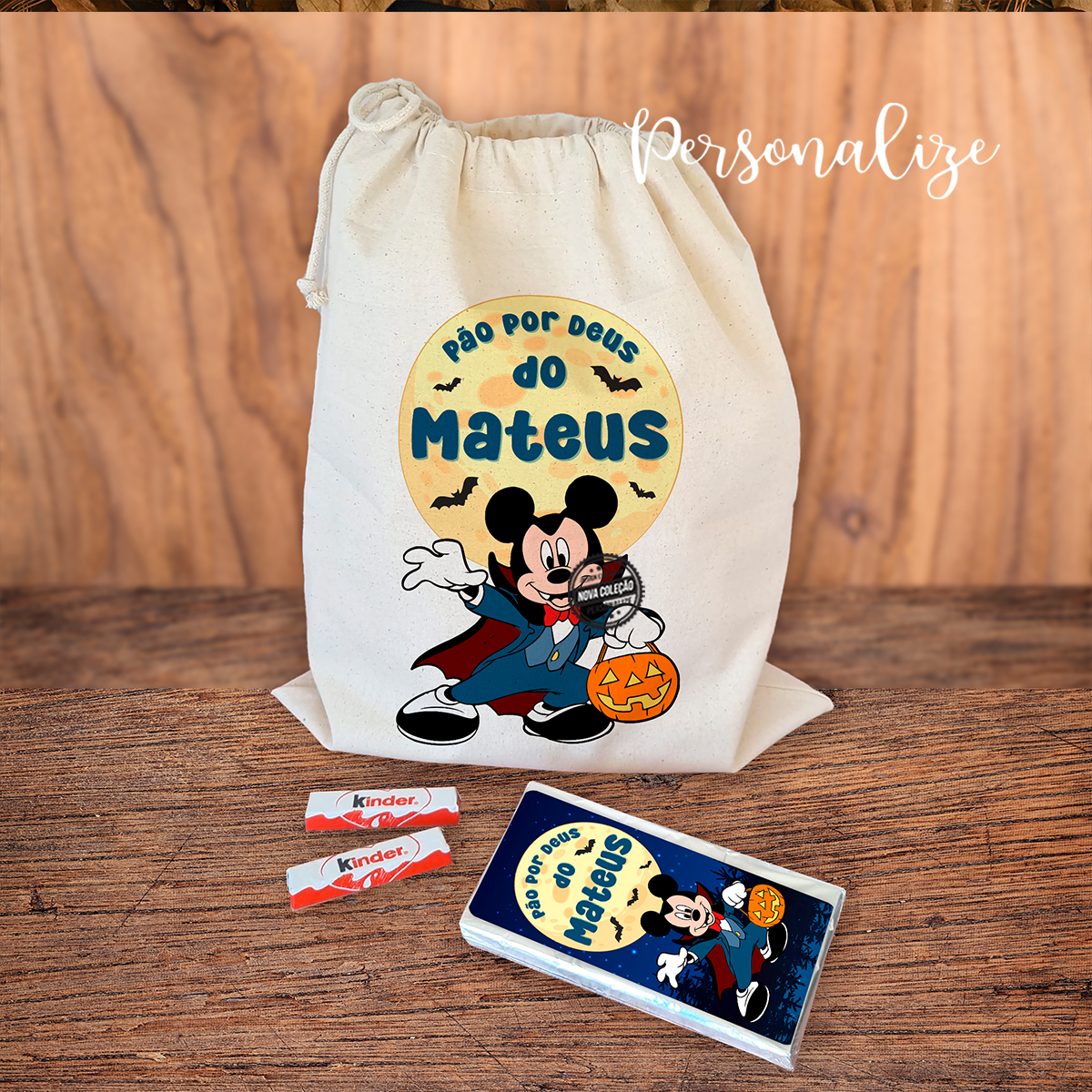 A tradição continua! Neste Halloween todas as crianças vão querer os seus saquinhos cheios de doces. Seja qual for a sua tradição, conte connosco para torná-la ainda mais especial. Saquinho de pão por Deus em tecido, personalize com o nome que desejar. Vendido em conjunto com doces ou separadamente. O conjunto inclui saco, duas barrinhas kinder e tablete de chocolate 100grs personalizado. Disponível com Minnie ou Mickey. REF: KIDS100