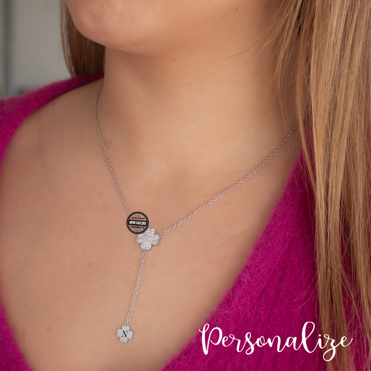 Fio trevo em aço inóx com brilhantes e pendente personalizado com iniciais. Uma peça cheia de significado ideal para usar no seu dia-a-dia. Sabia que tem várias opções de personalizar a sua peça? Pode personalizar na frente, no verso ou mesmo se preferir sem personalização. Basta deixar as suas indicações no campo de texto a gravar e escolha a sua versão preferida. REF: NAM436 Material Aço inóx.