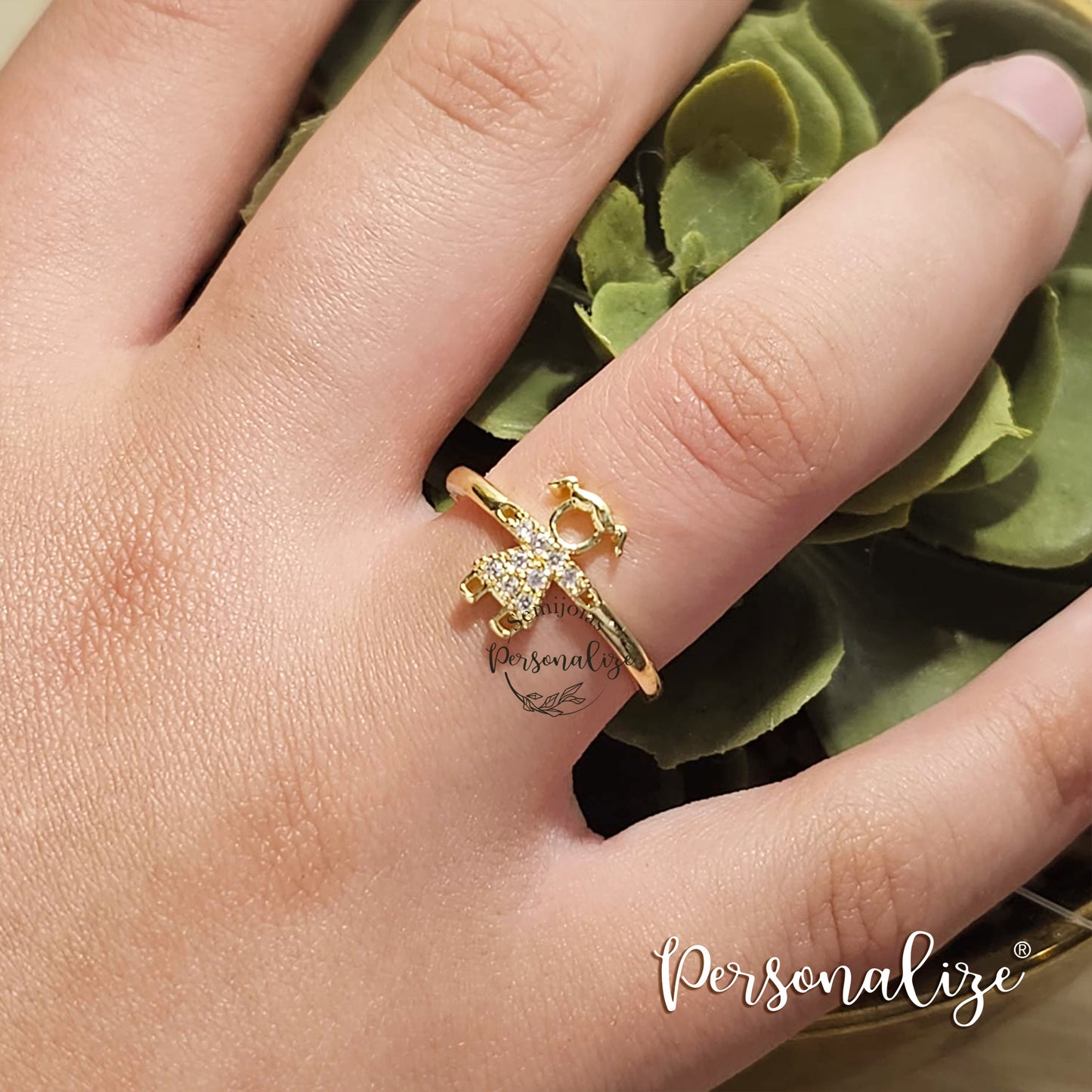 Novidade! Anel semijoia meninos com zircónias lapidada e banho de ouro 18k, uma peça super elegante e cheia de significado. Disponível em 16mm, 18mm e 20mm. Semijoias, uma joia para a vida! - Garantia vitalícia no banho e 1 ano na pedraria. - Caixa incluída - Pano de limpeza com os cuidados a ter com a sua semijoia, para que se mantenha sempre linda. REF: SM202