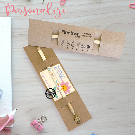 Lápis personalizado com sementinhas de pinheiro no cartão " Há lembranças..."