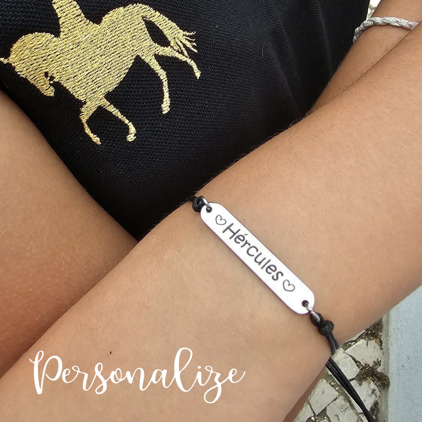 Pulseira ajustável com chapinha personalizado com nome que desejar. Uma peça super simples e cheia de significado. Escolha o seu acessório preferido e traga consigo todos os dias uma peça especial! REF:PERS506 Material Fio encerado. Aço inóx.