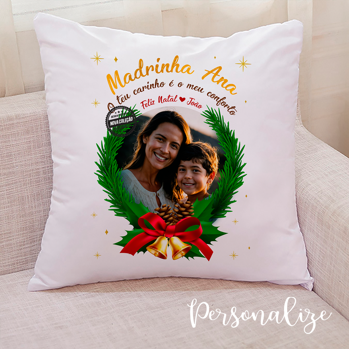 Novidade! Eternize momentos em épocas tão especiais como o Natal. Ofereça presentes personalizados com a sua mensagem especial. Almofada Natal Madrinha "Feliz Natal", personalize com a mensagem e fotografia que desejar. REF:NAT126 Material Algodão. Medida 40x40cm.Enchimento incluído.
