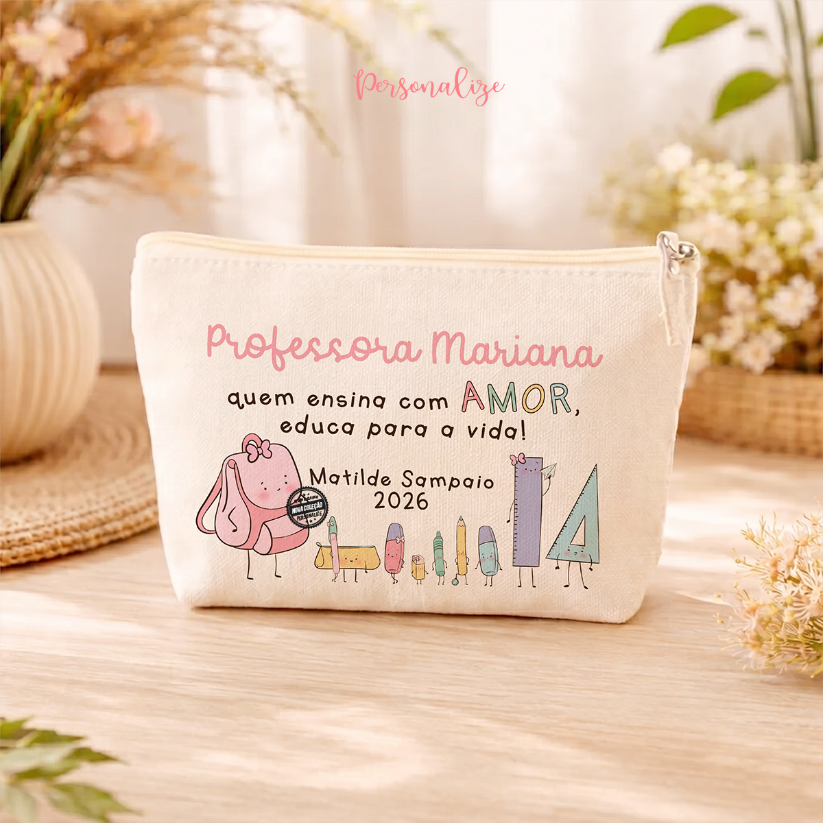 Há professoras que acompanham os nossos meninos desde pequeninos.
Este presente é ideal para oferecer no final do ano letivo e também numa altura de transição de escolas. Marque o momento e agradeça a quem mais merece!
Bolsa "Quem ensina com amor educa para a vida", aproveite a nossa sugestão ou adapte com a frase que desejar. 