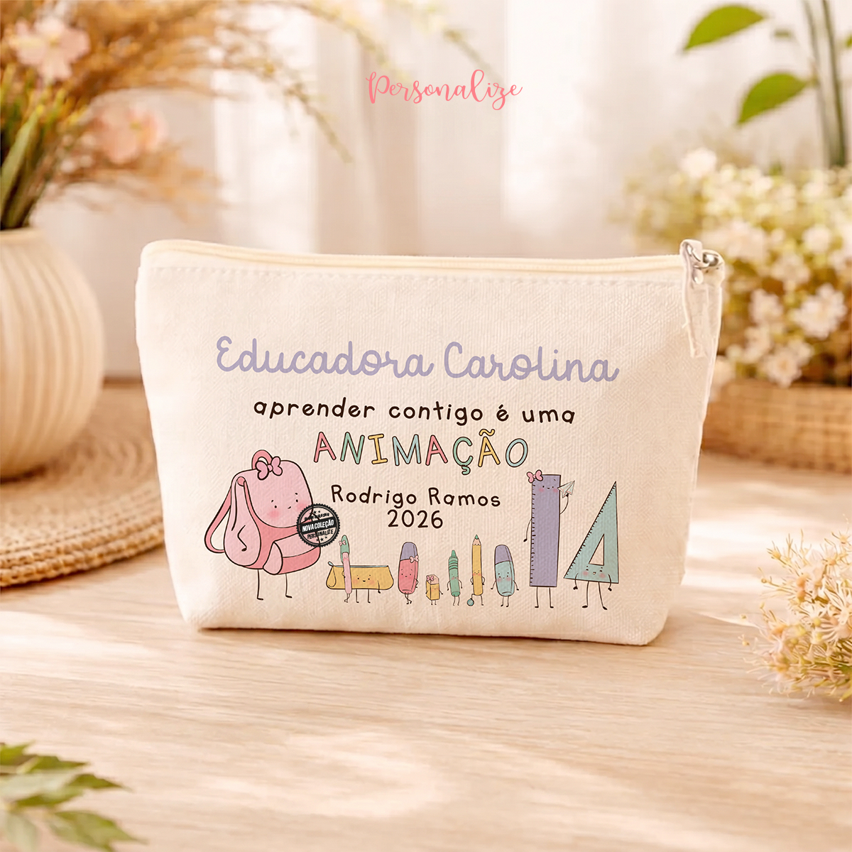Há professoras que acompanham os nossos meninos desde pequeninos.
Este presente é ideal para oferecer no final do ano letivo e também numa altura de transição de escolas. Marque o momento e agradeça a quem mais merece!
Bolsa "Quem ensina com amor educa para a vida", aproveite a nossa sugestão ou adapte com a frase que desejar. 