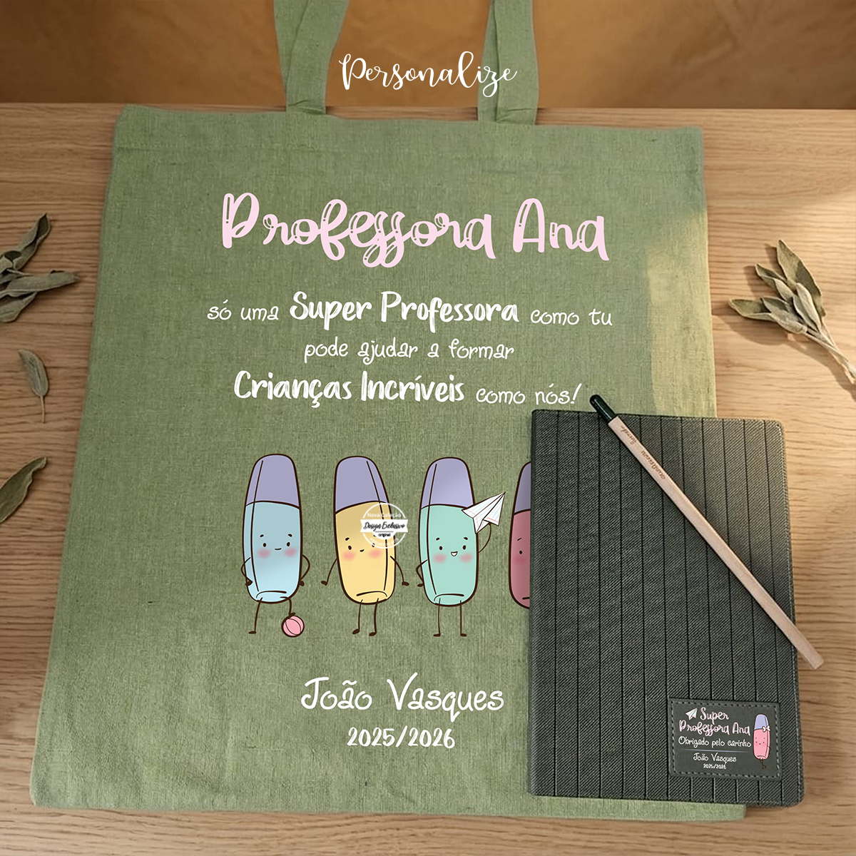 Personalizados feitos com carinho para quem ensina com o coração. 🌸
Conjunto saco + bloco de notas + lápis "Só uma super professora como tu pode ajudar a formar crianças incríveis como nós", personalizado com frase e/ou nome que desejar.
🎀 Porque quem dedica tanto amor a ensinar também merece receber algo feito especialmente para si!