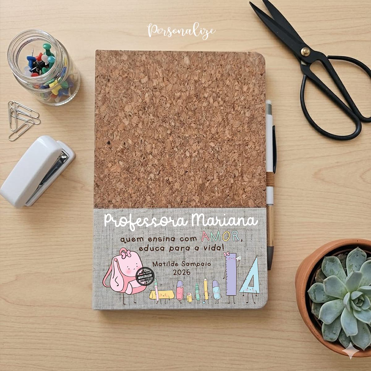 Há professoras que acompanham os nossos meninos desde pequeninos.
Este presente é ideal para oferecer no final do ano letivo e também numa altura de transição de escolas. Marque o momento e agradeça a quem mais merece!
Conjunto bloco com caneta "Quem ensina com amor educa para a vida", aproveite a nossa sugestão ou adapte com a frase que desejar. 
