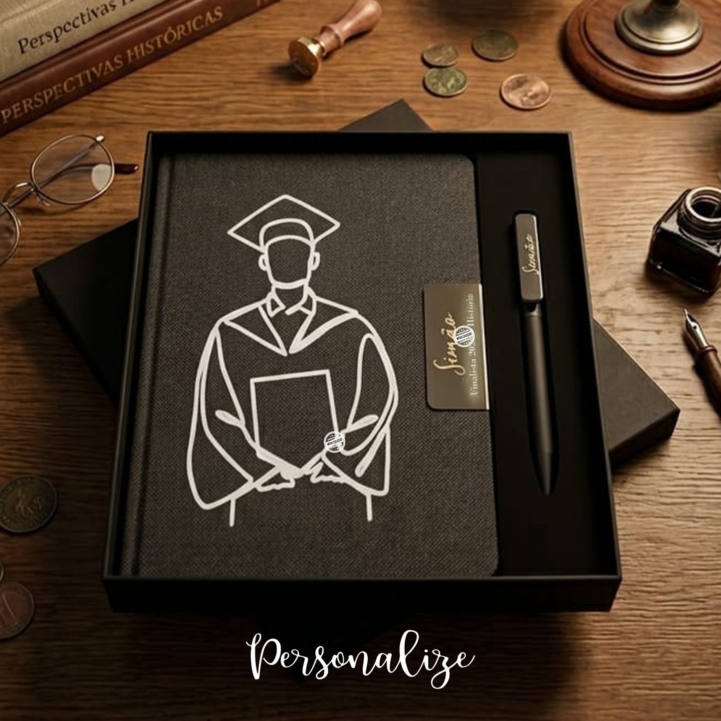 Ser finalista é guardar para sempre momentos únicos, amizades verdadeiras, aprendizagens e memórias que marcaram uma etapa tão especial. 🎓✨
Conjunto de bloco A5 com capa rígida de tecido RPET, com um elegante detalhe metálico, para gravar nome, profissão, frase ... Contém 160 páginas de papel liso de 70g, certificado pelo FSC. Acompanha uma esferográfica de alumínio com revestimento aborrachado e clip espelhado.
O presente perfeito para quem valoriza a organização e o estilo.
Personaliza com o teu
