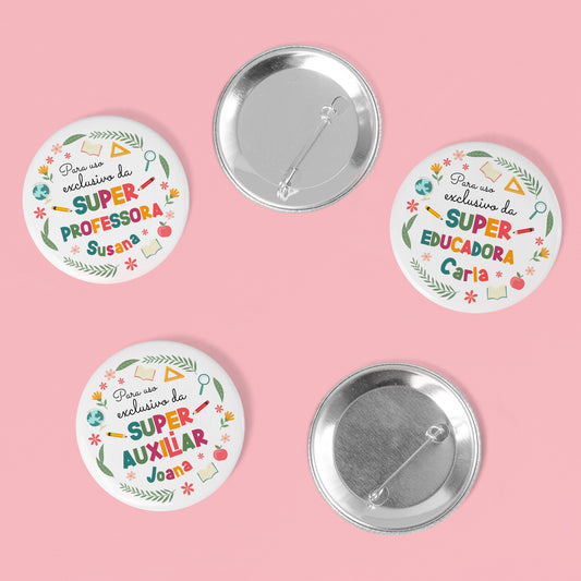 Uma lembrança super gira e económica para professores, educadores, auxiliares, monitoras, terapeutas ... Personalize como desejar.  Crachás " Super Professora / Educadora / Auxiliar " pode personalizar a frase e nomes.  Preços especiais para quantidades.