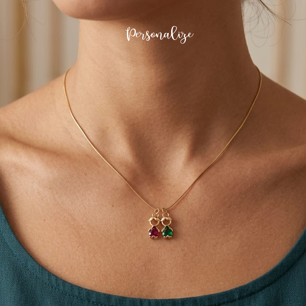 Fios que trazem a sua família consigo!
O nosso fio com pendentes de meninos/as é a peça perfeita para levar sempre consigo quem mais ama.
Pendente disponível nas cores bordeaux, verde ou azul. Pendente disponível apenas neste formato. 
