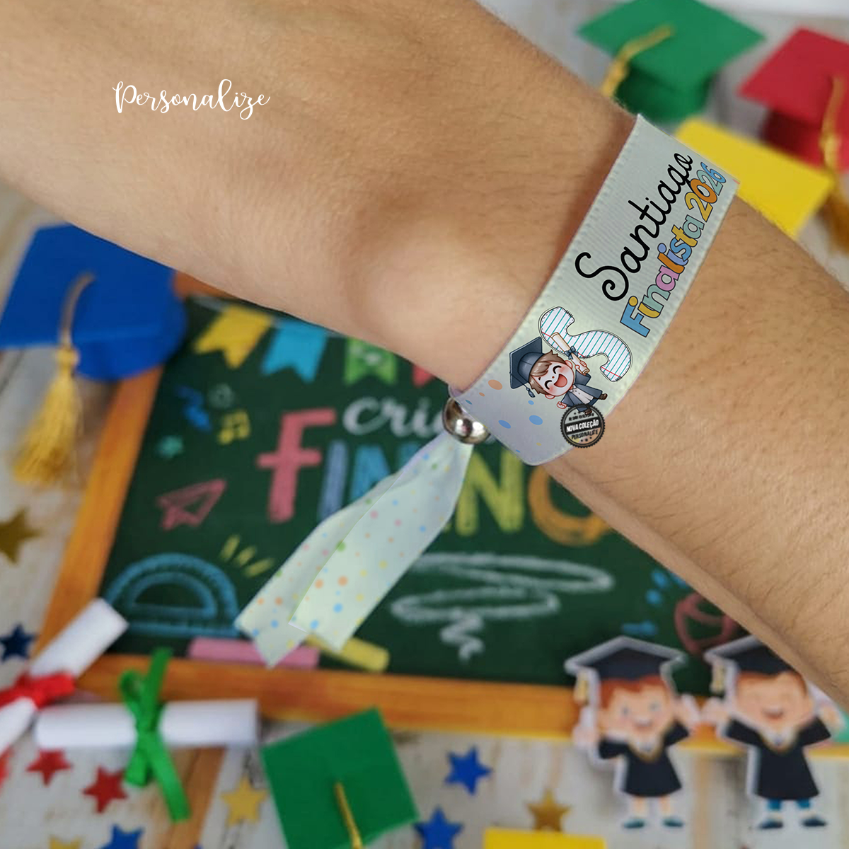 Chegou a hora de comemorar esta conquista inesquecível com algo verdadeiramente especial!
Fita pulseiras inicial "Finalista" personalizada para finalistas de jardim de infancia, creche ou primeiro ciclo.
Personalize com nomes, ano, turmas e ou frases inspiradoras
Seja para usar na cerimónia, na festa ou como recordação, temos o artigo perfeito para si e para o seu grupo.