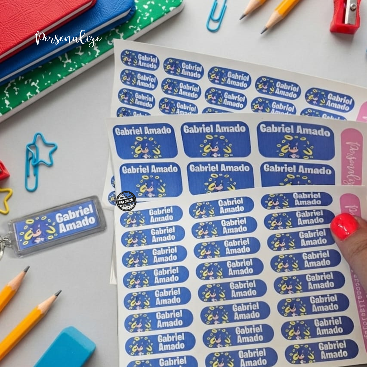 Etiquetas escolares personalizadas para tornar cada material único! 🎒✨
Dê um toque especial ao regresso às aulas com etiquetas personalizadas, práticas e cheias de personalidade. Escolha o nome, cores, ilustrações e estilo que mais combinam com cada criança e transforme cadernos, livros, garrafas, lancheiras, material escolar e muito mais.
As nossas etiquetas são pensadas para facilitar a identificação dos objetos no dia a dia, evitando trocas e perdas e, ao mesmo tempo, tornam o material escolar muito m