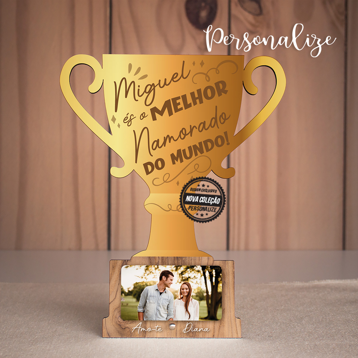 Moldura com gravação de alta qualidade de madeira em formato de taça. Escolha a sua frase e fotografia preferida e ofereça um presente super original e cheio de significado, personalizado por si. REF: NAM349 Material Madeira. Medida 19.5x24cm. Suporte em aço inóx.