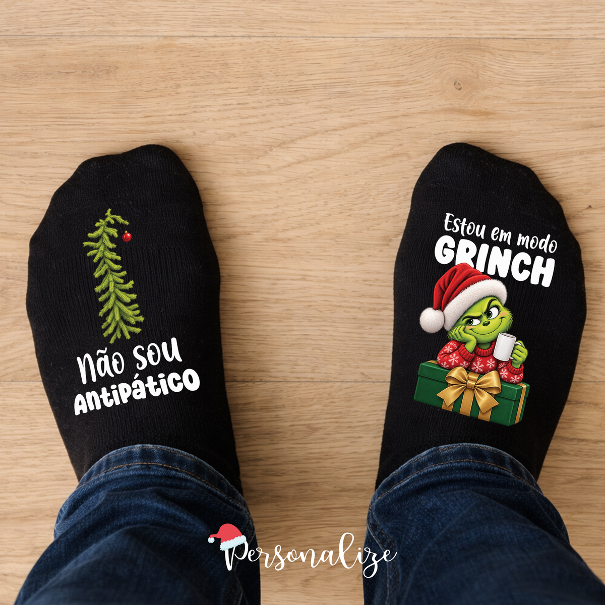 💚🎄 COLEÇÃO GRINCH - UM NATAL COM PERSONALIDADE! 🎄❤️
Quem disse que o Natal tem de ser sempre fofinho? O Grinch chegou à nossa loja para dar um toque de humor, irreverência e muita personalidade à época mais mágica do ano! 🎅✨
Meias natal EXPRESSO Grinch "Não sou antipático, estou em modo GRINCH", inspirada na personagem mais rabugenta da época natalícia, esta coleção reúne artigos que combinam criatividade, originalidade e o espírito irreverente do Grinch.
Seja para oferecer a alguém especial ou
