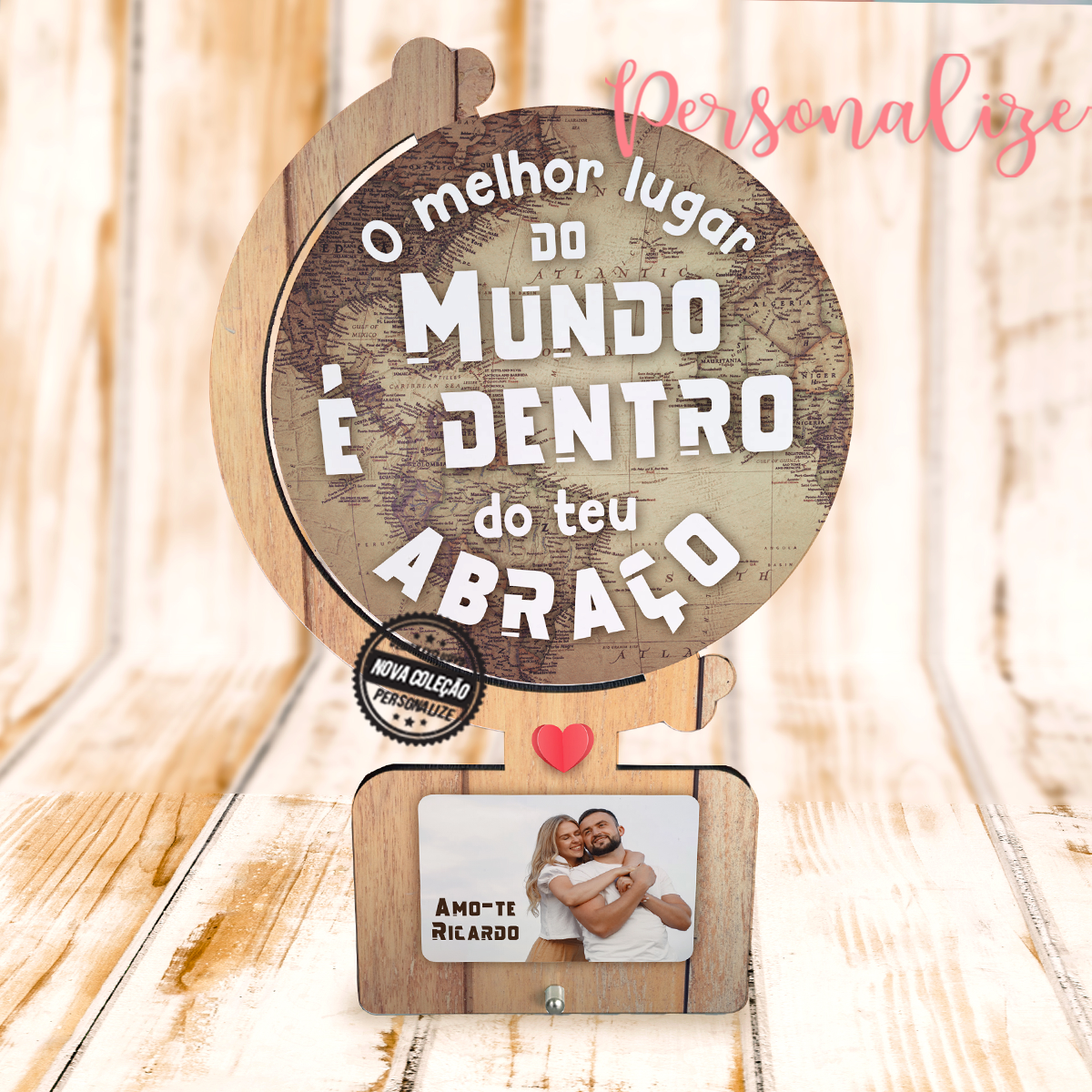 "...é dentro do teu ABRAÇO" Moldura com gravação de alta qualidade de madeira em formato de globo. Escolha a sua frase e fotografia preferida e ofereça um presente super original e cheio de significado, personalizado por si. REF: NAM467 Material Madeira. Medida 17.4x28.4cm. Suporte em aço inóx.