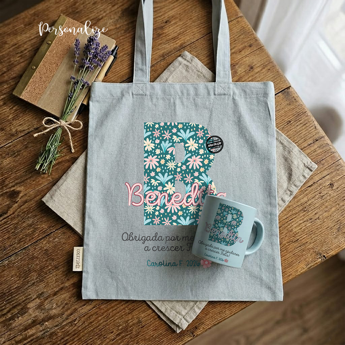 🌸📚 Coleção Inicial Florida Personalizada para a Comunidade Escolar 📚🌸
Ainda vais a tempo de surpreender aquela professora, educadora ou auxiliar especial com um presente cheio de cor e carinho!
Com um design floral encantador e a inicial do nome personalizada e pequena frase, esta coleção traz a delicadeza das flores e o toque único que todos adoram!
Porque quem cuidou, ensinou e acompanhou… merece algo especial!
