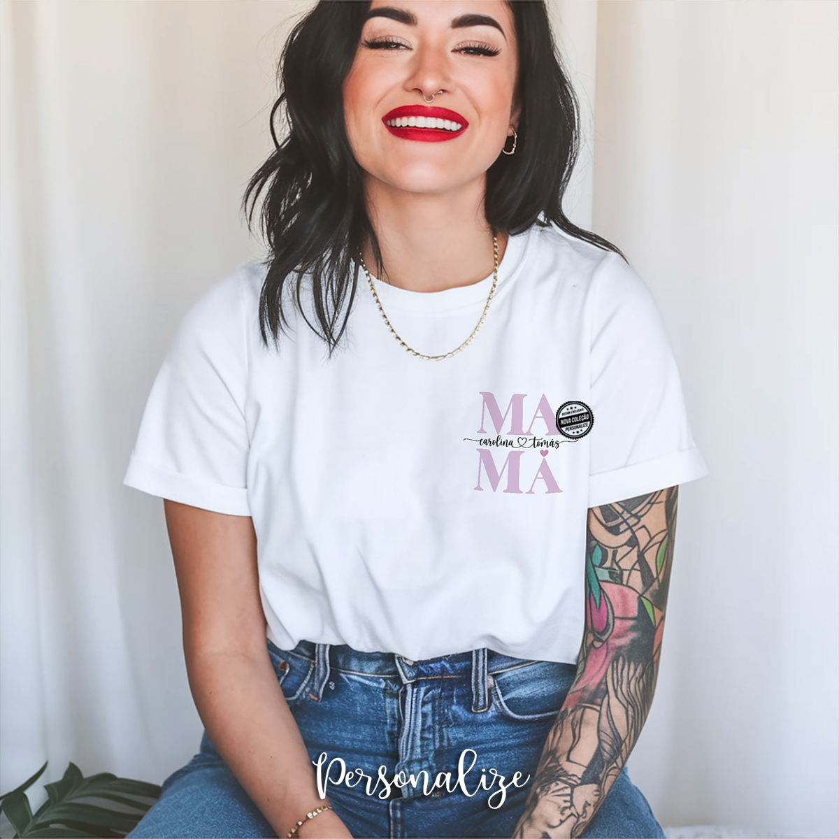 T-shirt personalizada com Design delicado, cores suaves e detalhes encantadores com a palavra "Mamã" e os nomes dos filhos – porque cada peça conta uma história única.
T-shirt 100% algodão com personalização estilo bolso. Com diferentes cores em destaque escolha a que a sua mãe mais vai gostar.
O presente ideal para Dia da Mãe, Aniversário ou Natal