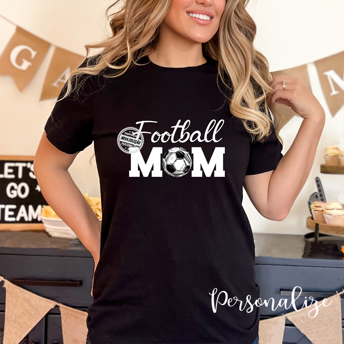 Para a mães mais desportistas e apoiantes dos seus filhos!
T-shirt personalizada "Football MOM", disponível em branco ou preto. Personalize como desejar.