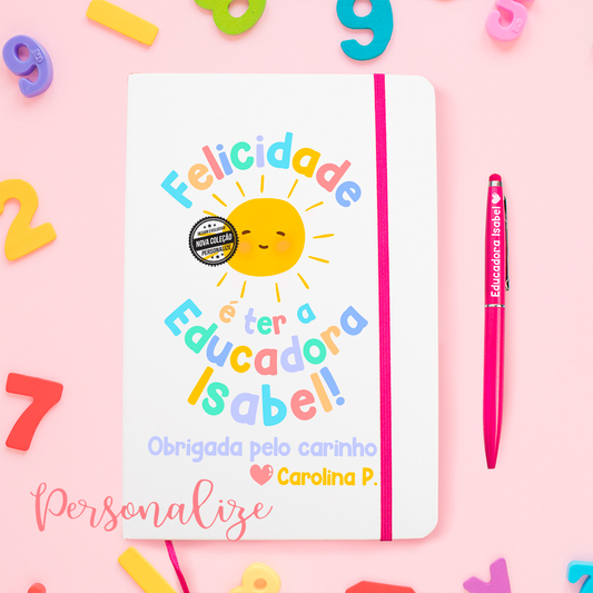 Novidade final de aulas!   Uma das nossas coleções preferidas . Ainda procura o presente ideal para os seus filhotes oferecerem às educadoras? Encontre connosco os presentes mais originais, coloridos e económicos. Vendido em conjunto ou apenas bloco. Personalize com a frase que desejar.   REF:PRO468  Material  Bloco A5 folhas lisas.