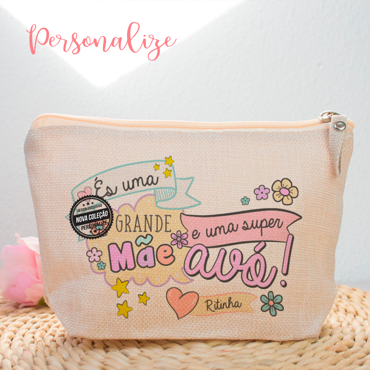 Uma coleção exclusiva e a pensar num dia tão importante como o dia dos avós! Bolsa de linho super colorida "És uma grande mãe e uma super avó". Aproveite a nossa sugestão ou personalize como desejar. Faça os seus conjuntos com as nossas coleções super completas! REF: AVOS236