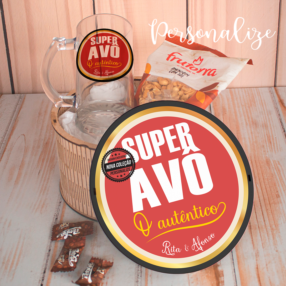 Novidade! Os nossos kits têm sido um sucesso e a pensar nos avôs autênticos que não dispensam um cerveja fresquinha criámos este kit completo com tudo o que precisa. O presente ideal para comemorar este dia tão especial. REF: AVOS328 Kit composto por: - 1 caneca de cerveja personalizada, capacidade 650ml. - 1 pacote de amendoins. - 1 nougat - 4 rebuçados de café. - 1 caixa com tampa personalizada.