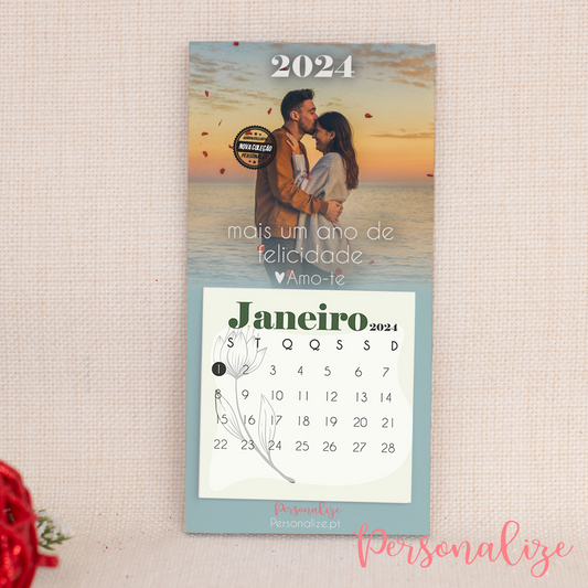 Novidade!   Comece o novo ano a celebrar o amor!  Íman com calendário de 2024, com impressão de fotografia e pequena frase que desejar.   REF: NAM435  Material  Madeira . Medida 14x7cm. 
