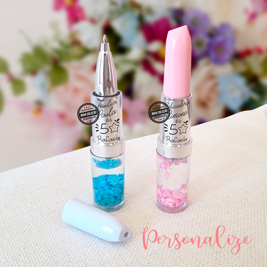 Caneta em formato de batom com água com estrelinhas no interior! Encontre connosco as lembranças mais originais e económicas para oferecer este final de ano letivo. Personalize como desejar ou escolha igual à nossa imagem.  REF: PRO461