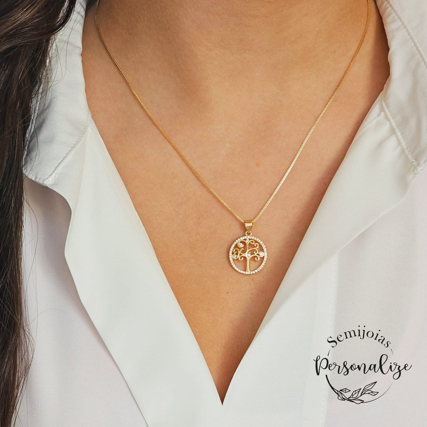 Fio Árvore da vida semijoia dourada e anel, banho de ouro, 18k e zarcônias Uma joia para a vida! Ao comprar sua semijoia terá: - Garantia vitalícia no banho e 1 ano na pedraria. - Caixa incluída - Pano de limpeza com os cuidados a manter com a sua semijoia para que se mantenha sempre linda