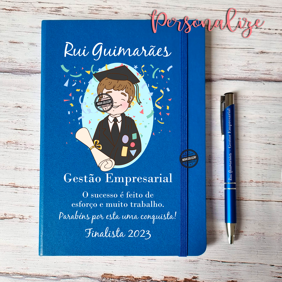 Cada finalista faz o seu próprio percurso, a nós parece-nos que um pouquinho de diversão não faz mal a ninguém! Conjunto ou só bloco Finalistas "Parabéns por esta conquista". Personalize com a frase que desejar ou aproveite a nossa sugestão de frase colocando no campo de texto a gravar igual à imagem + dados a alterar.
