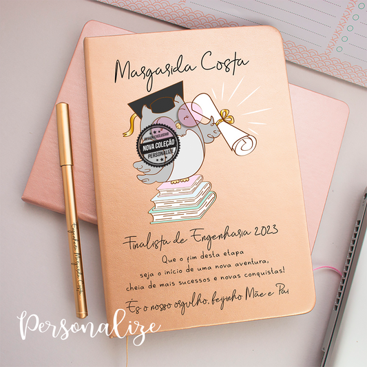 Novidade!   Escolha as suas peças preferidas da nossa coleção de finalistas e ofereça presentes personalizados por si cheios de significado para esta data tão especial. Personalize com a frase que desejar. Disponível em conjunto com caneta ou apenas bloco.   REF: PRO459