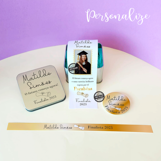 Novidade!   Um mini kit com tudo o que necessita para felicitar de uma forma muito especial o seu finalista. Personalize com a frase e fotografia que desejar que desejar. Na compra do kit as gravações serão semelhantes em todas as peças. Vendido em conjunto ou separado. Disponível para menina e menino.   REF: PRO466  Mini kit composto por:  1 fita  1 fita/pulseira  1 crachá  1 caixa de alumínio