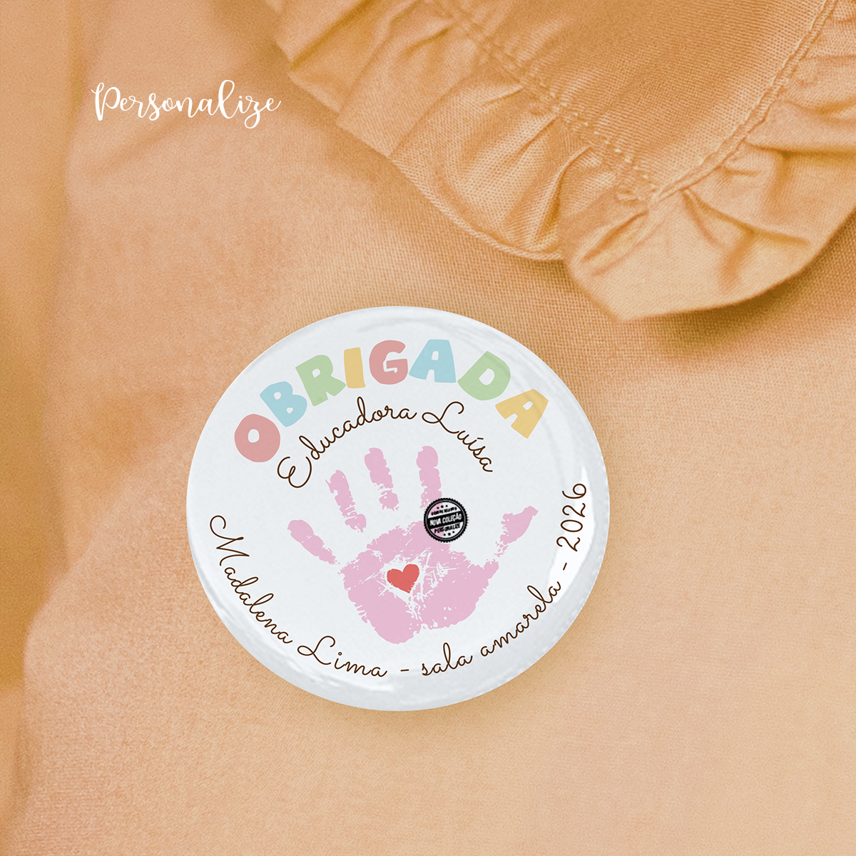 Há pessoas que deixam marca para a vida inteira. ✨
Crachá mãozinhas "Obrigado", foi criado para celebrar o carinho, a dedicação e os momentos inesquecíveis partilhados dentro e fora da sala de aula.
Com os nomes das crianças e um design cheio de cor e ternura, transforma-se numa recordação única para oferecer à educadora/ professora ou auxiliares no final do ano letivo.
Um presente simples, mas com um significado gigante.