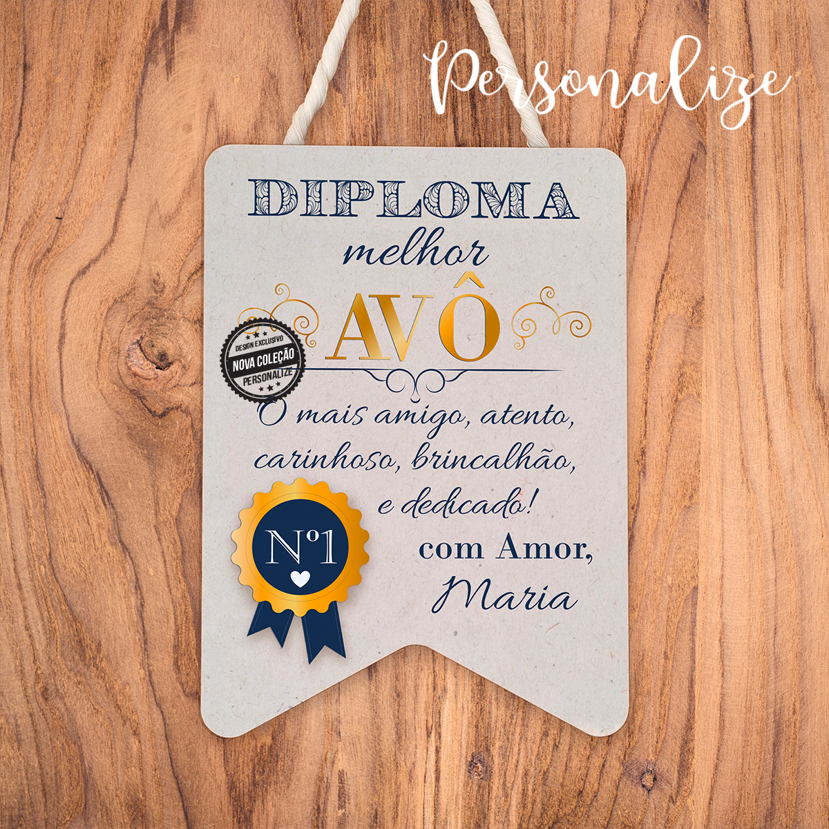 Novidade! Presentes Dia do Pai! Quadro/ placa em madeira "Diploma melhor Avô. O mais amigo, atento, carinhoso, brincalhão e dedicado!" com gravação de alta qualidade. Aproveite a nossa sugestão ou personalize com a mensagem que desejar. REF: AVOS319 Material Madeira e corda. Medida 16x23cm.