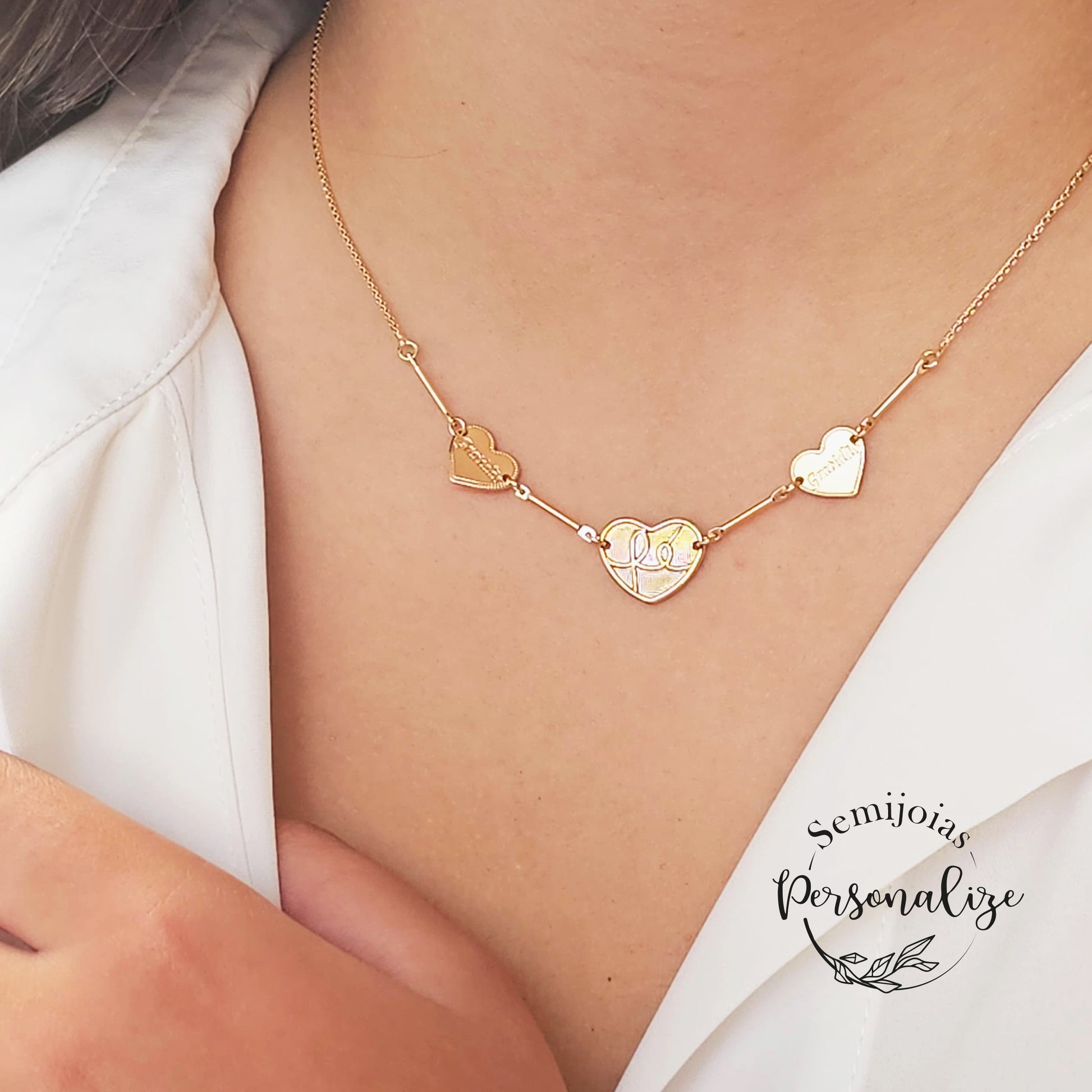 Fio semijoia "Fé" com banho de ouro, 18k e zircônias.  Ao comprar sua semijoia terá: - Garantia vitalícia no banho e 1 ano na pedraria. - Caixa incluída - Pano de limpeza com os cuidados a manter com a sua semijoia para que se mantenha sempre linda