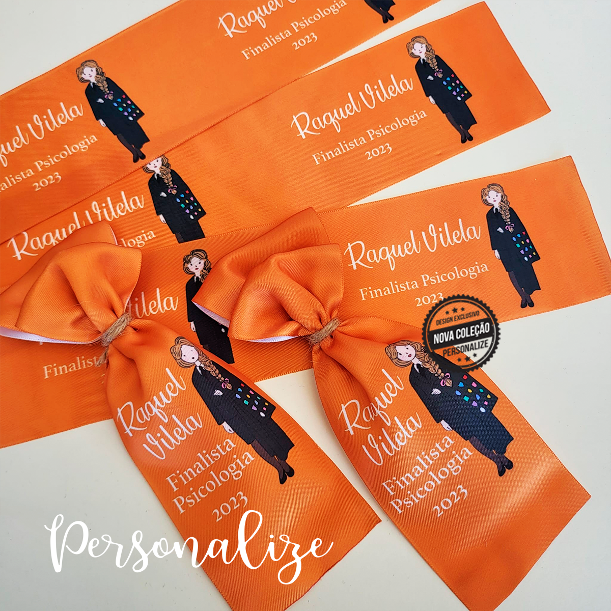 Novidade! Conte connosco para festejar em grande o fim de uma etapa e começar outra com o pé direito. Fitas para topo de bolo ou laterais, personalize já a sua! REF: PERS749 Material Fita de cetim. Medida 40cmx6.3cm aproximadamente.